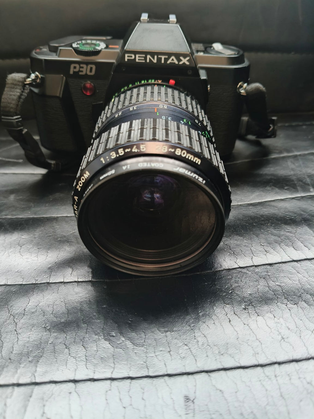 Pentax P30 met Takumar-A 28–80 mm zoomlens – vooraanzicht