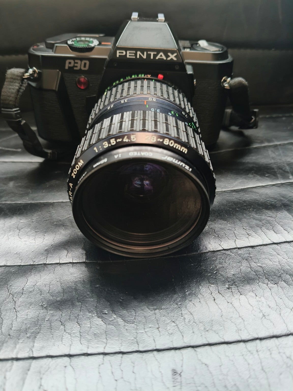 Pentax P30 met Takumar-A 28–80 mm zoomlens – vooraanzicht