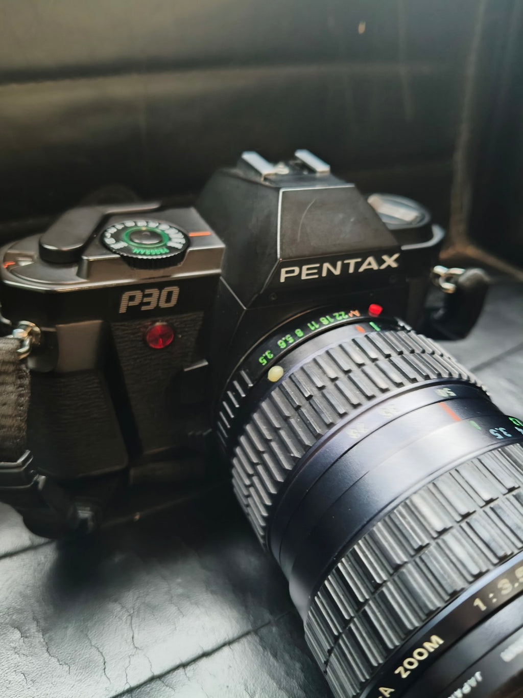 Pentax P30 – detail van camera en zoomlens