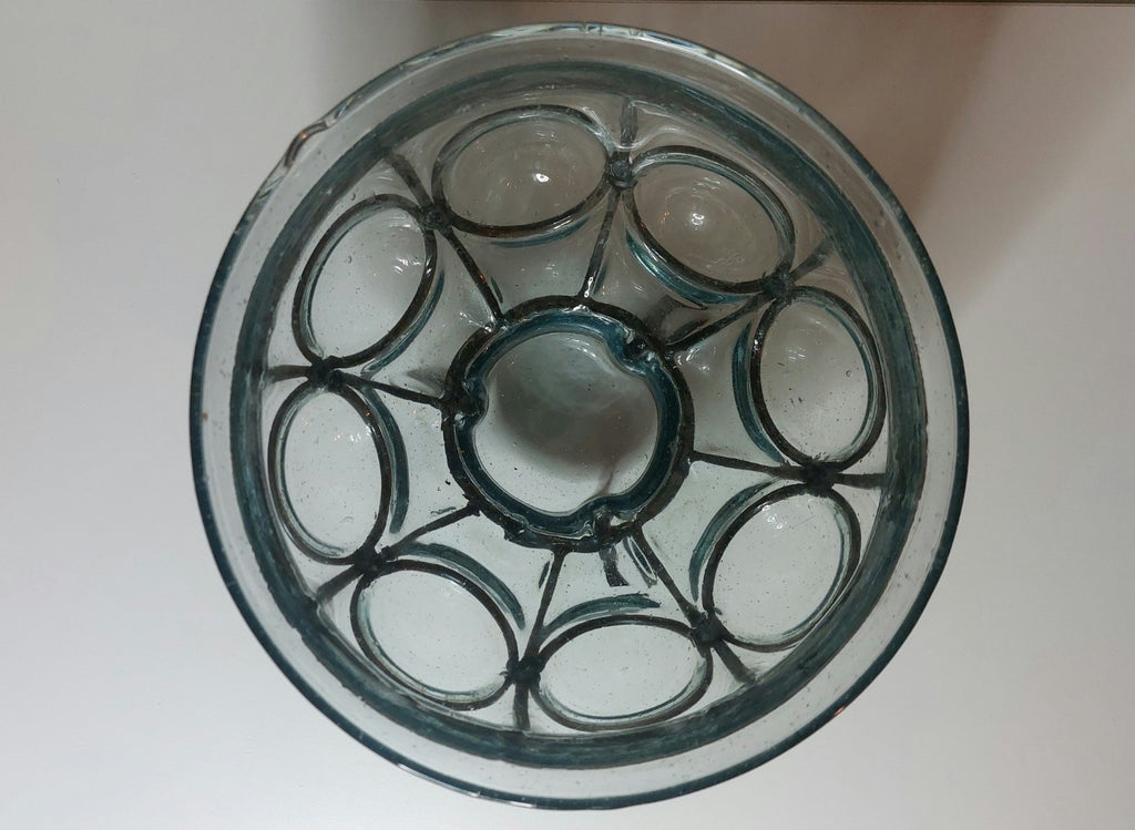 Bovenaanzicht ronde glazen schaal met reliëf, diameter 18 cm