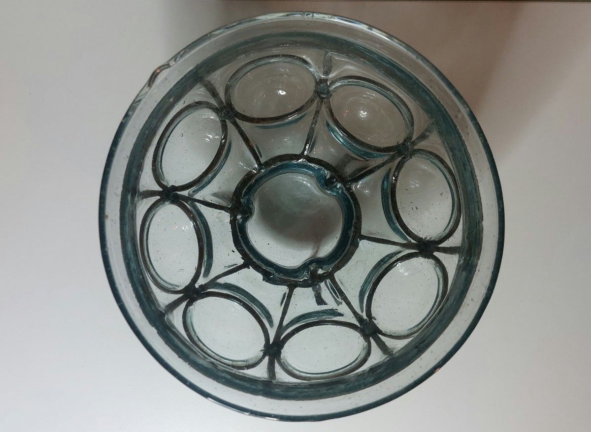 Bovenaanzicht ronde glazen schaal met reliëf, diameter 18 cm