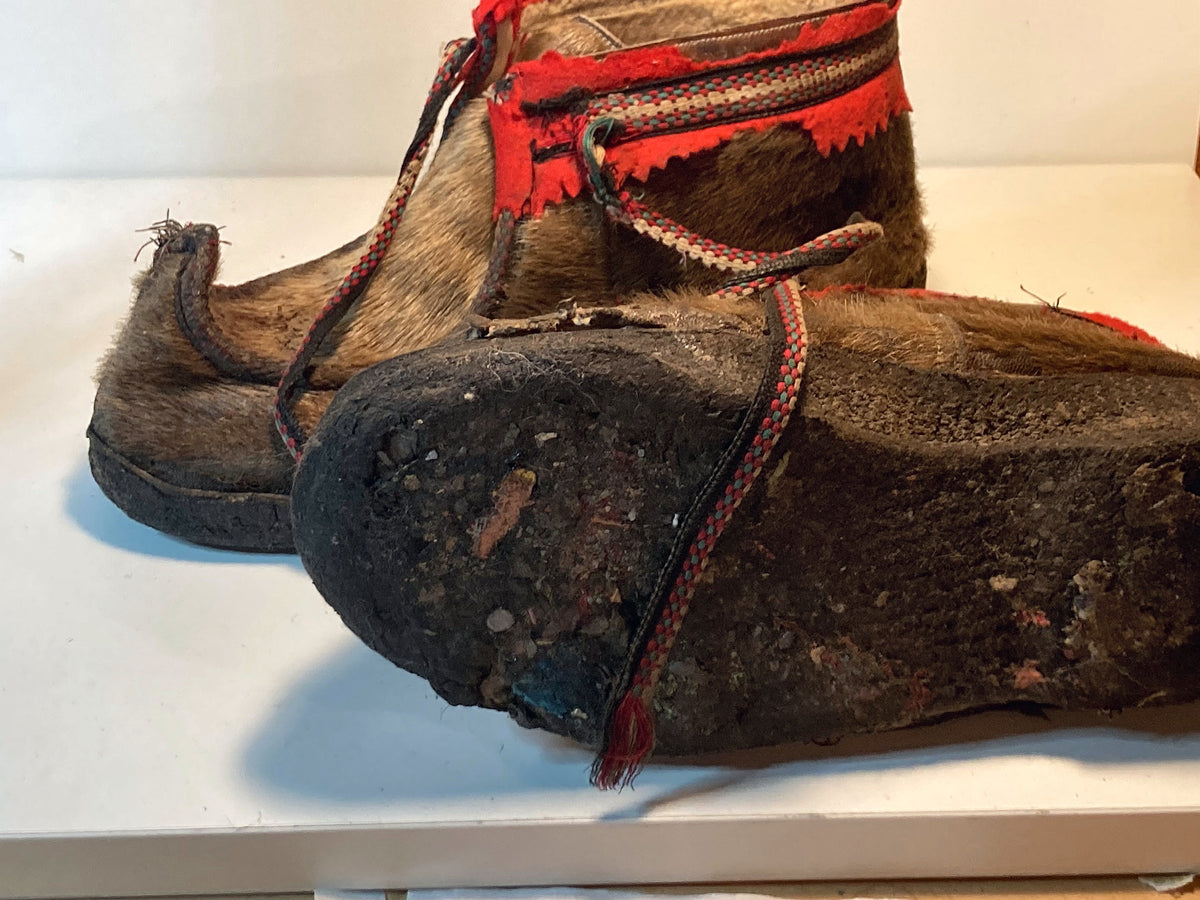 Traditionele Sámi nuvttohat schoenen van rendierhuid met omhooggebogen tenen – foto 3 van 5