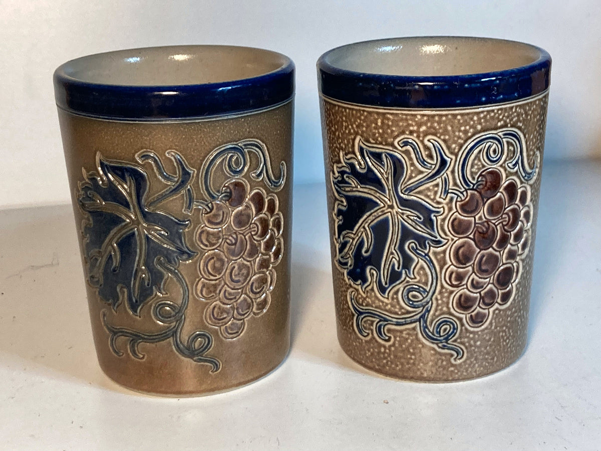 Set van 2 Goebel Merkelbach zoutglazuur bekers met druivenreliëf – foto 1