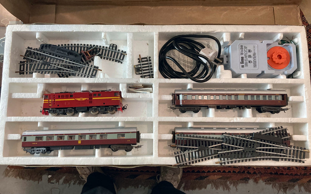 Lima H0 elektrische treinset met locomotief, rijtuigen, transformator en extra rails – foto 2