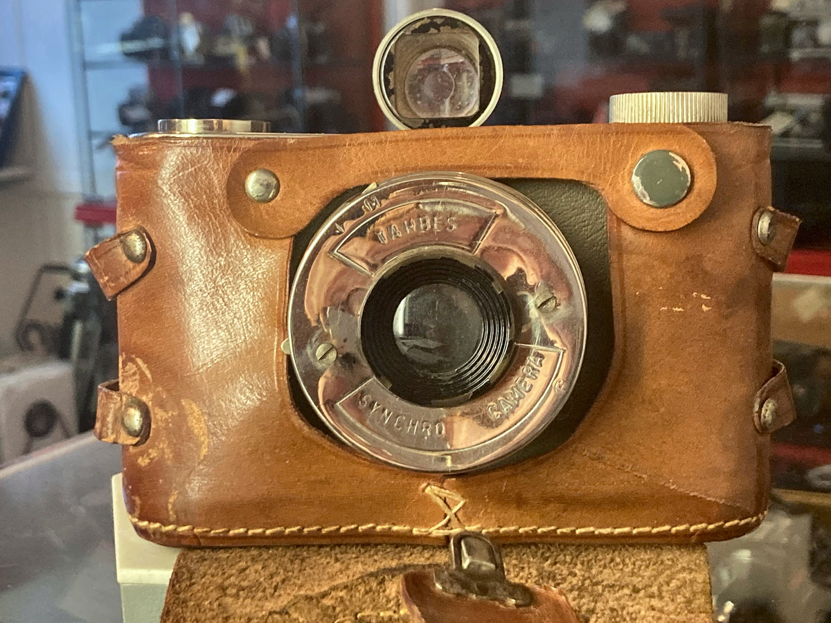Tahbes Synchro 6×6-camera met originele leren tas, ca. 1948 – foto 1