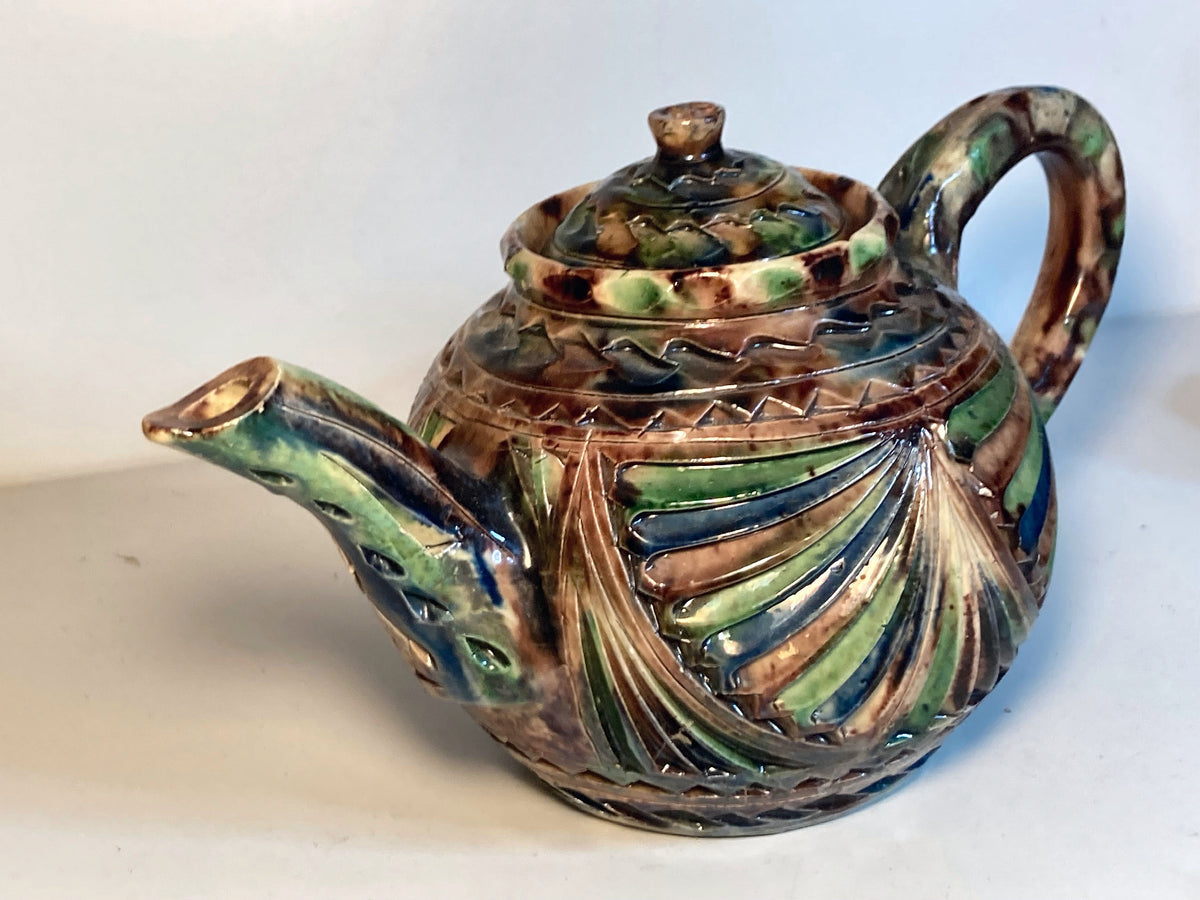 Sculpturale keramische theepot met reliëf en meerkleurig glazuur – foto 2