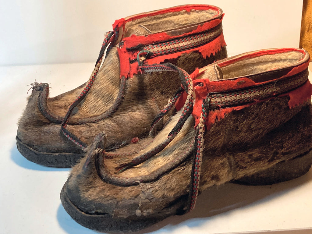 Traditionele Sámi nuvttohat schoenen van rendierhuid met omhooggebogen tenen – foto 2 van 5