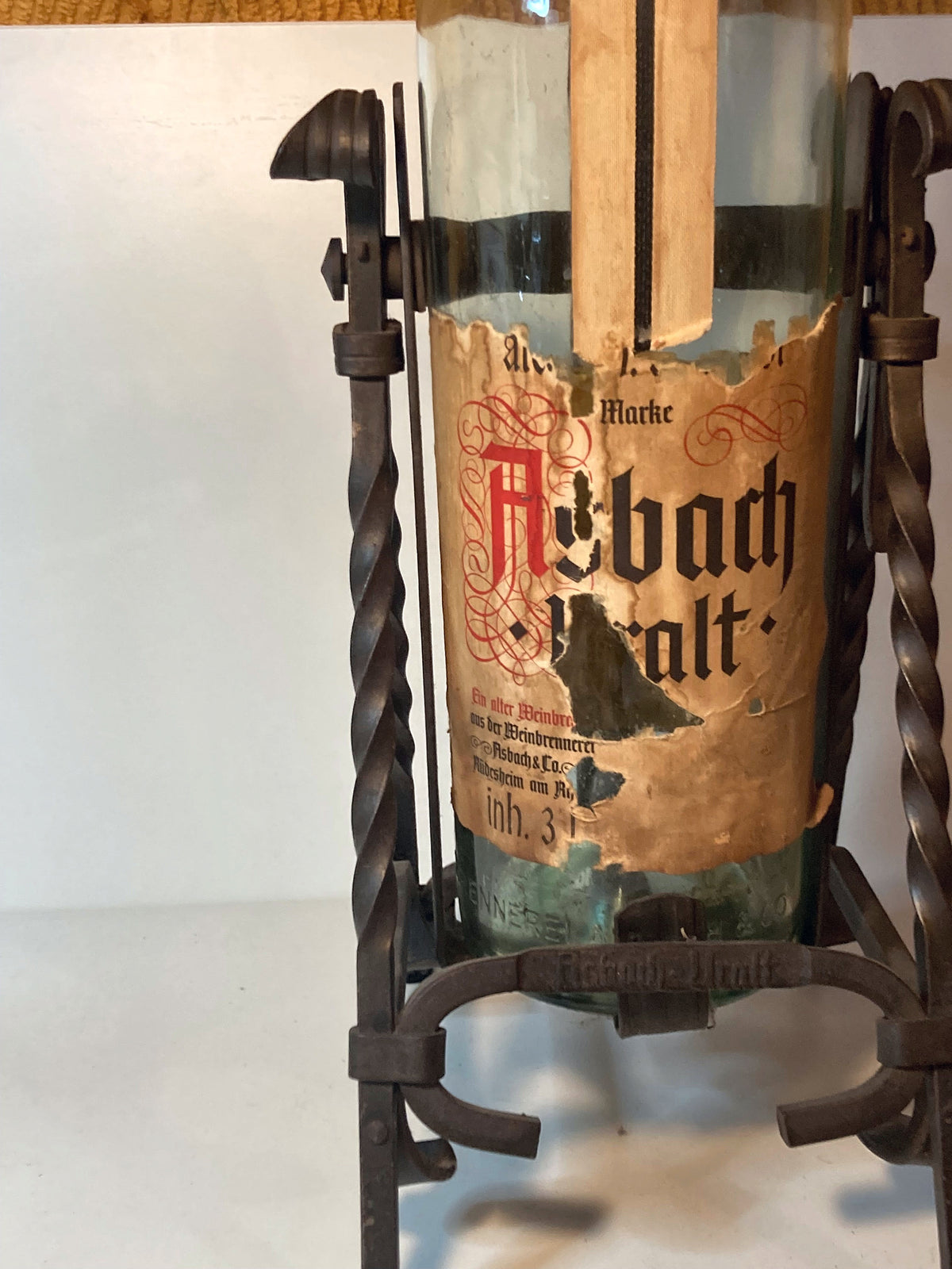 Asbach Uralt 3 liter schenkfles in smeedijzeren kiepstandaard – foto 2 van 4