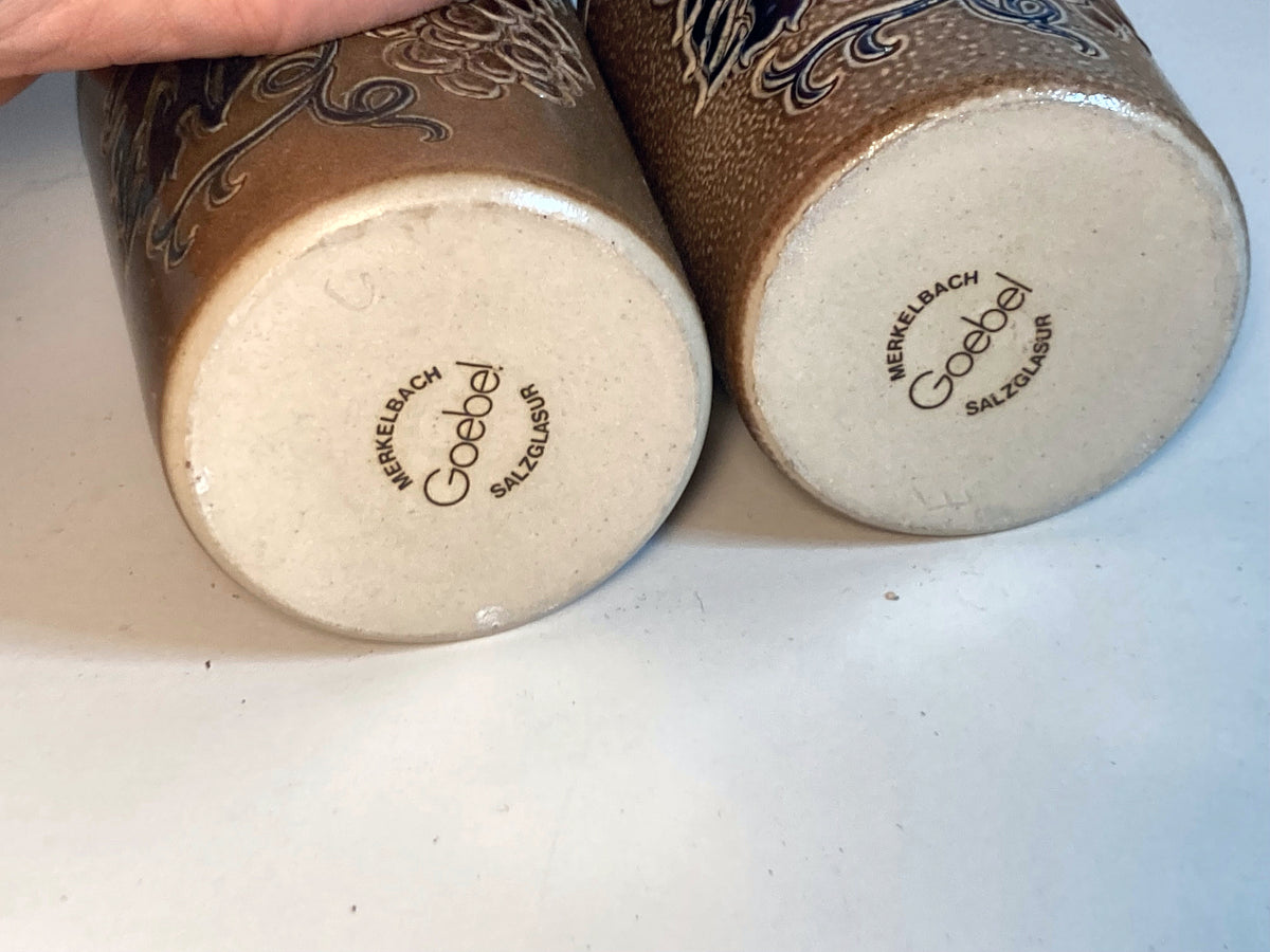 Set van 2 Goebel Merkelbach zoutglazuur bekers met druivenreliëf – foto 3