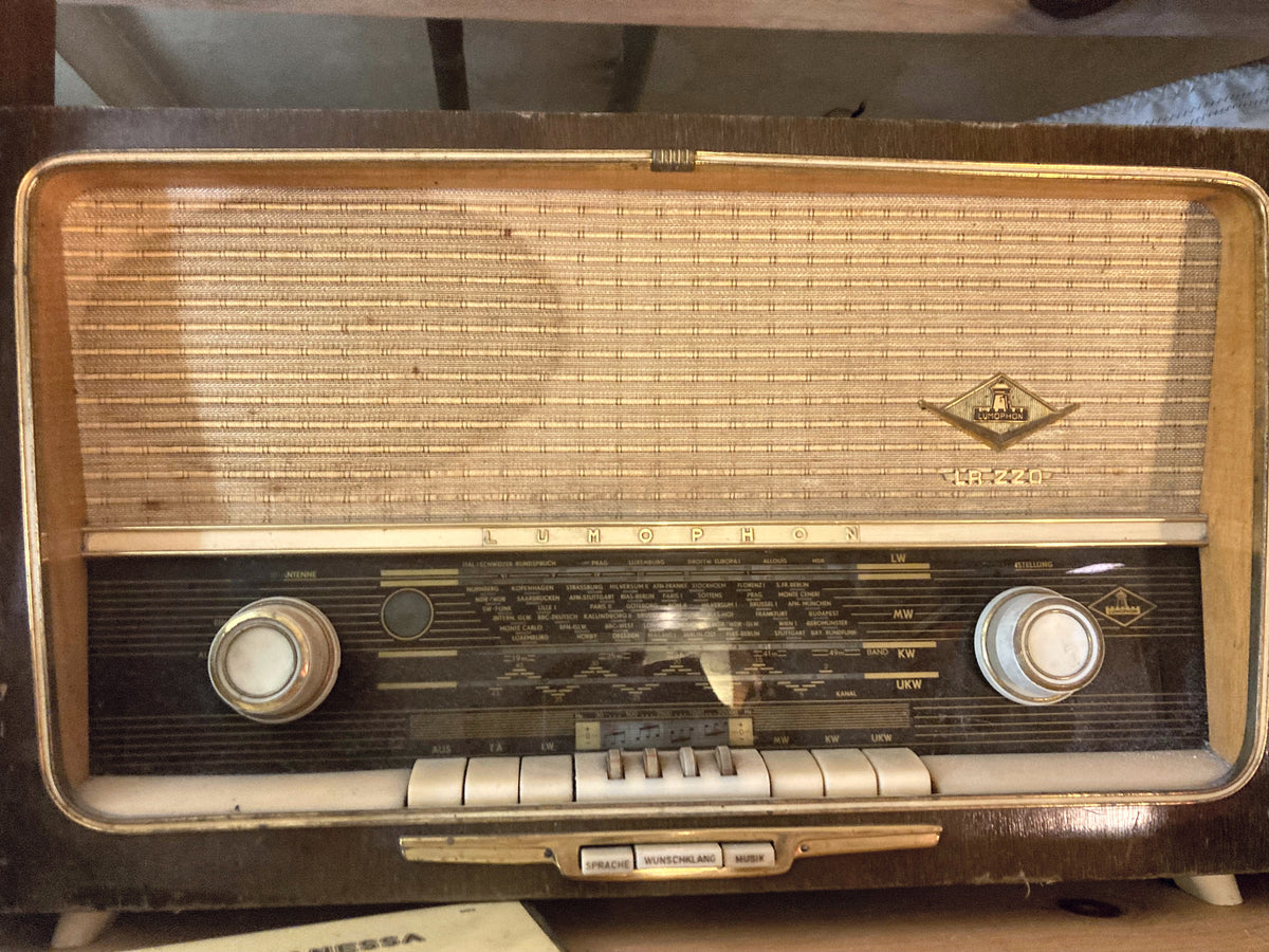 Vintage Lumophon LP 220 buizenradio in houten kast – foto 1 van 2