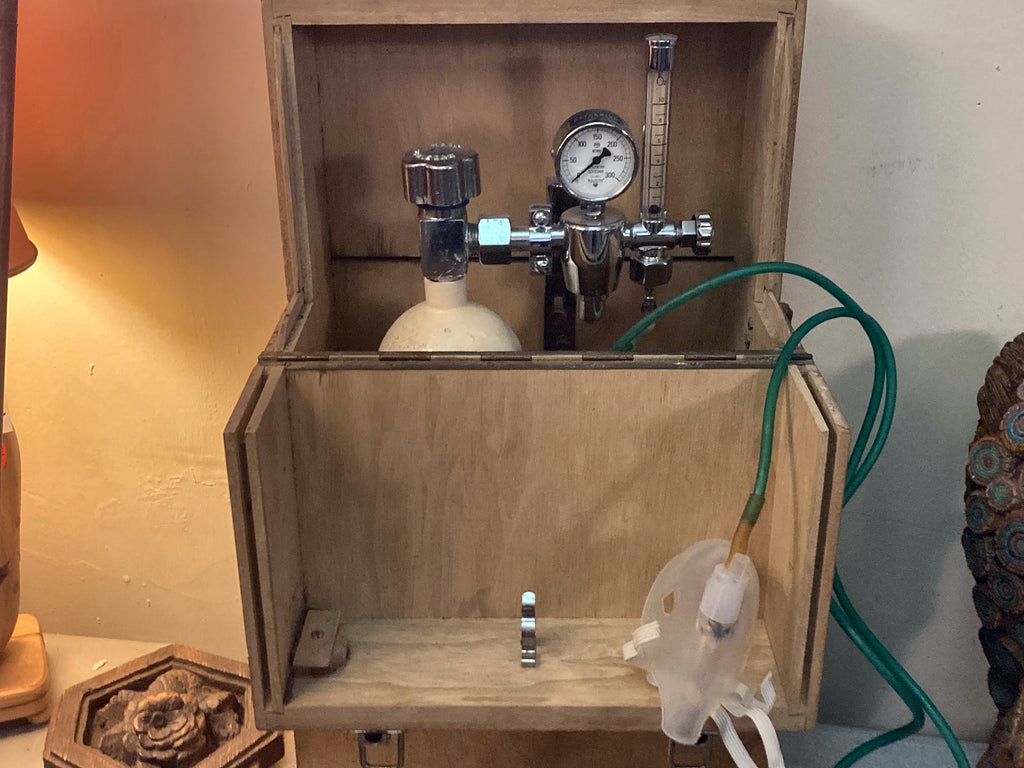 Antieke zuurstofinhalator van Oxygeen Schiedam in houten transportkist – foto 1 van 5