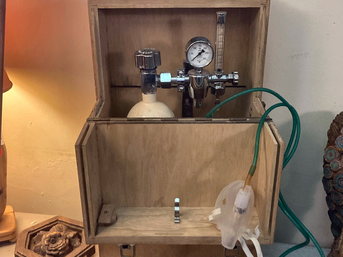 Antieke zuurstofinhalator van Oxygeen Schiedam in houten transportkist – foto 1 van 5