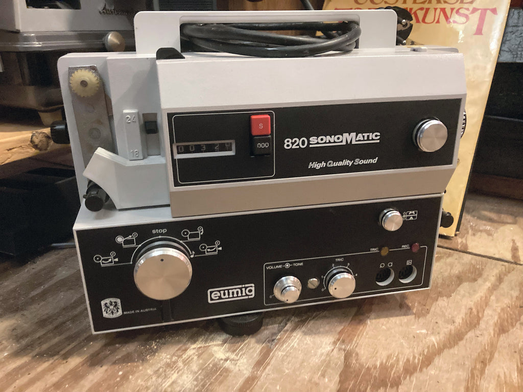 Eumig 820 Sonomatic Super 8 geluidsfilmprojector met zoomlens – foto 1 van 4
