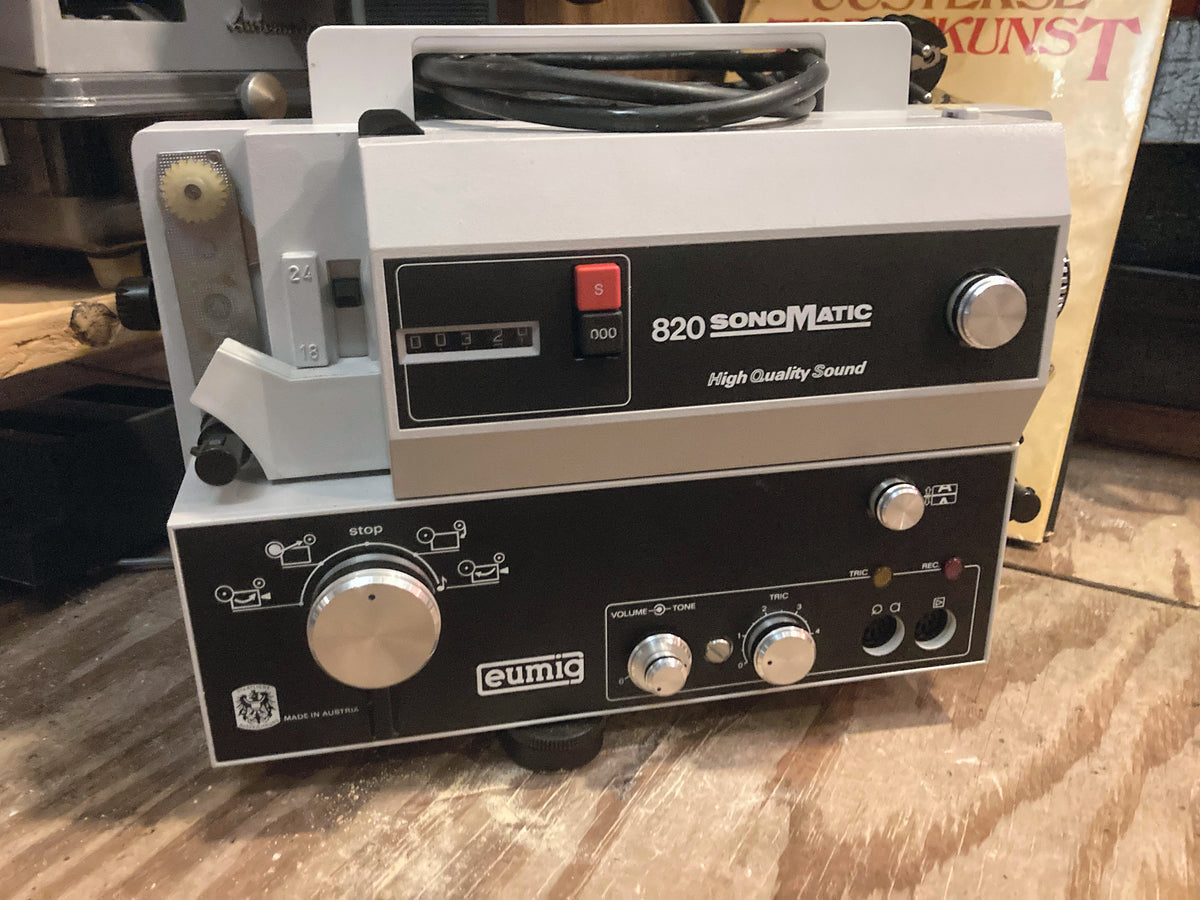 Eumig 820 Sonomatic Super 8 geluidsfilmprojector met zoomlens – foto 1 van 4