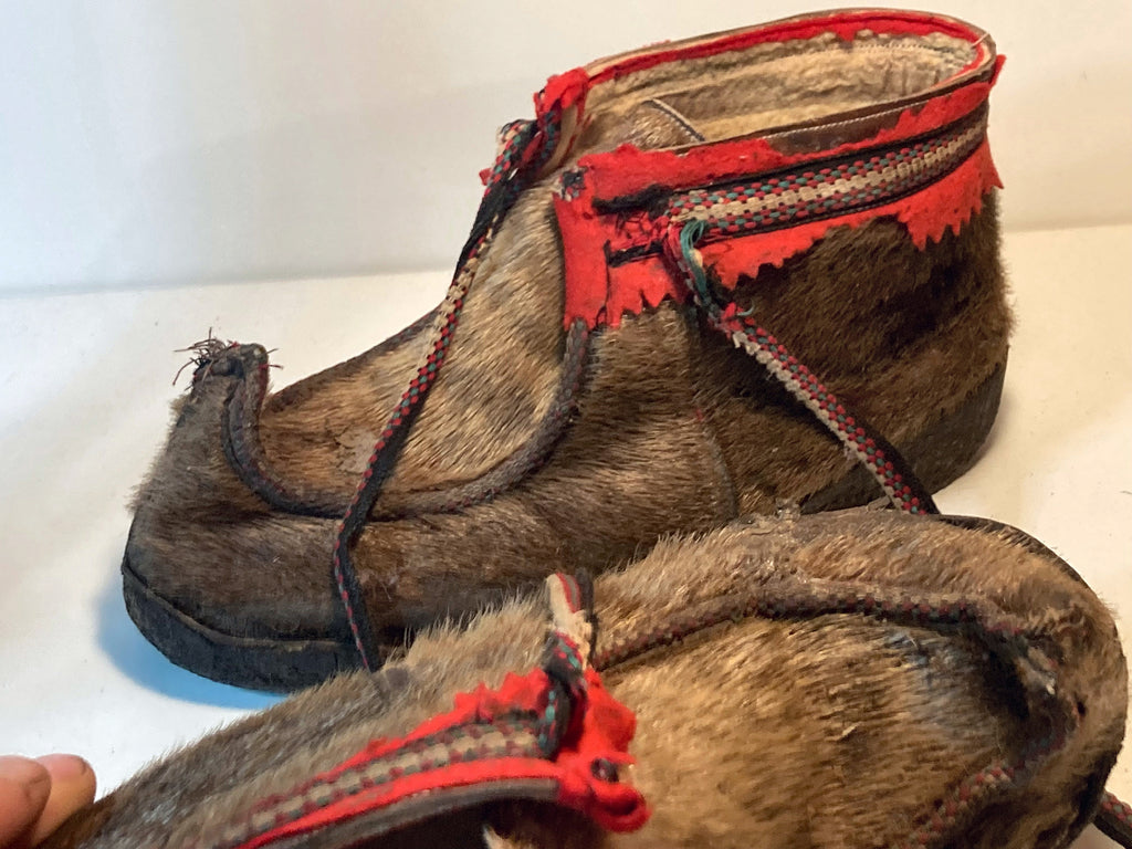 Traditionele Sámi nuvttohat schoenen van rendierhuid met omhooggebogen tenen – foto 5 van 5