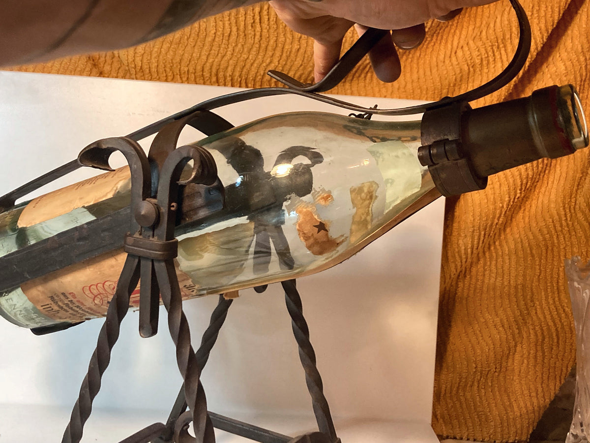 Asbach Uralt 3 liter schenkfles in smeedijzeren kiepstandaard – foto 4 van 4