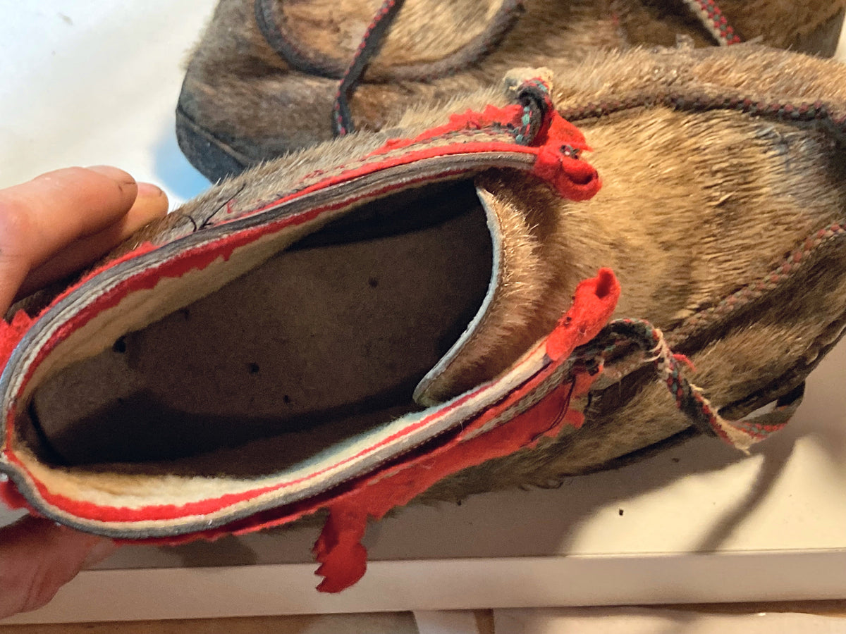 Traditionele Sámi nuvttohat schoenen van rendierhuid met omhooggebogen tenen – foto 4 van 5