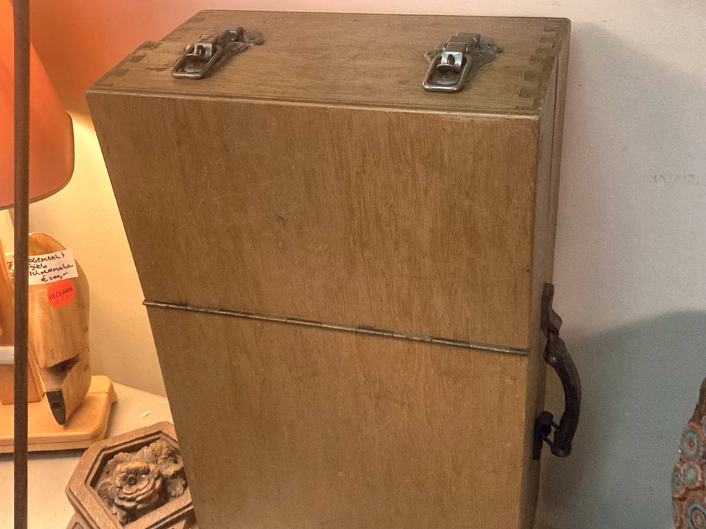 Antieke zuurstofinhalator van Oxygeen Schiedam in houten transportkist – foto 5 van 5