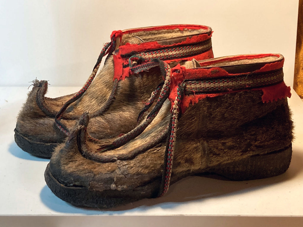 Traditionele Sámi nuvttohat schoenen van rendierhuid met omhooggebogen tenen – foto 1 van 5