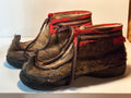 Traditionele Sámi nuvttohat schoenen van rendierhuid met omhooggebogen tenen – foto 1 van 5