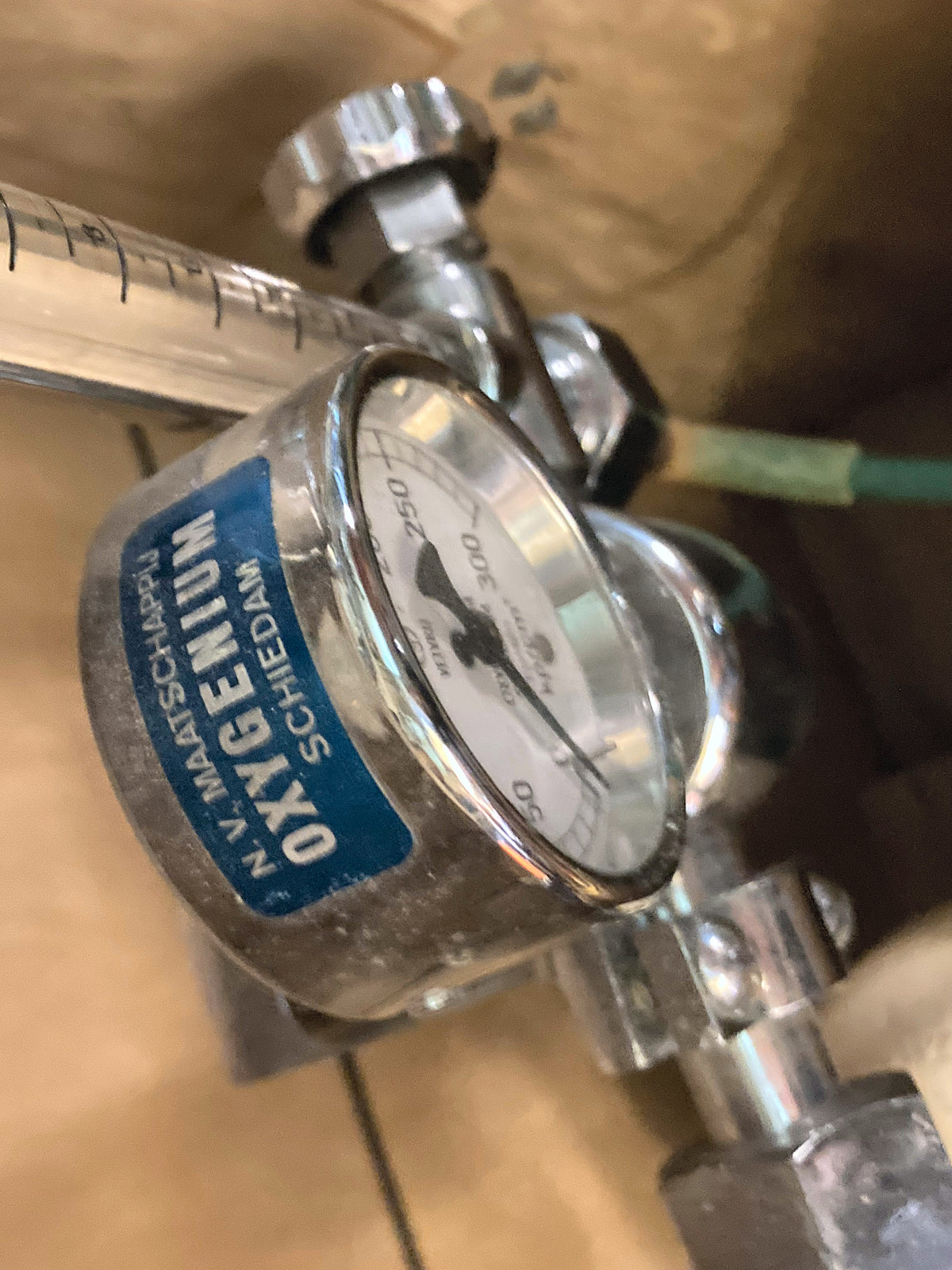 Antieke zuurstofinhalator van Oxygeen Schiedam in houten transportkist – foto 3 van 5