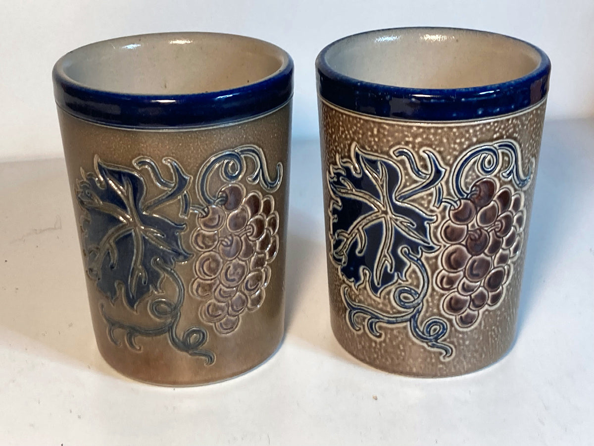 Set van 2 Goebel Merkelbach zoutglazuur bekers met druivenreliëf – foto 2