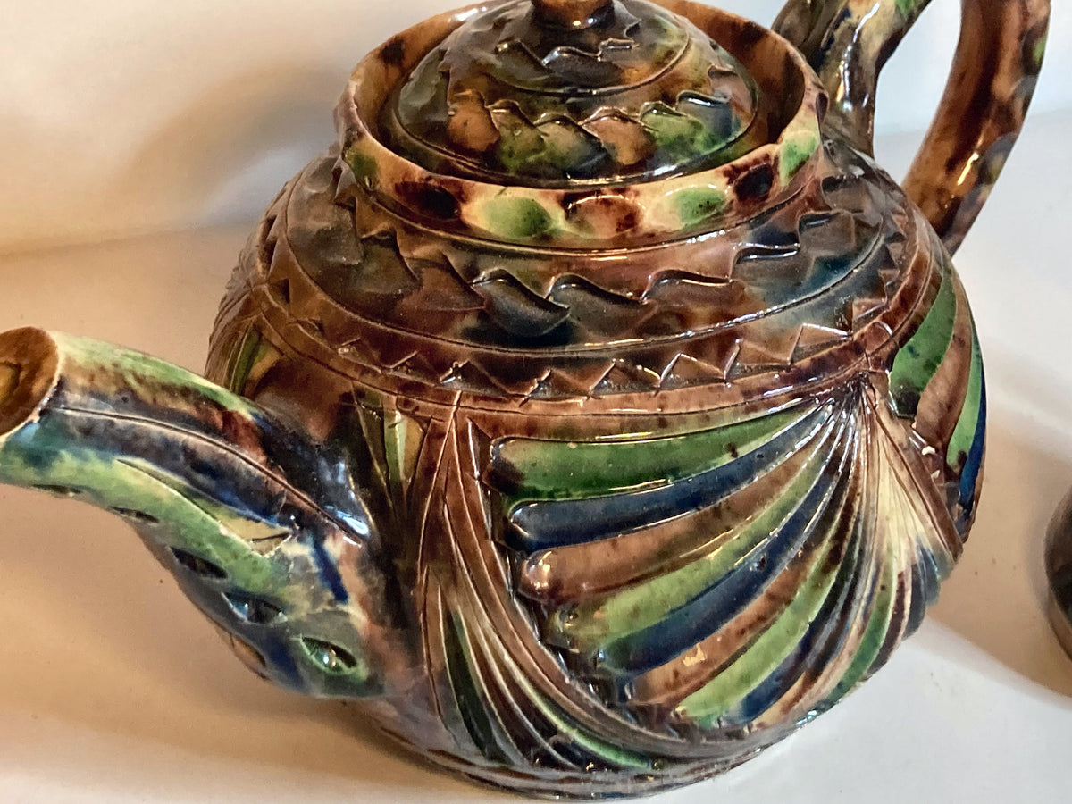Sculpturale keramische theepot met reliëf en meerkleurig glazuur – foto 1