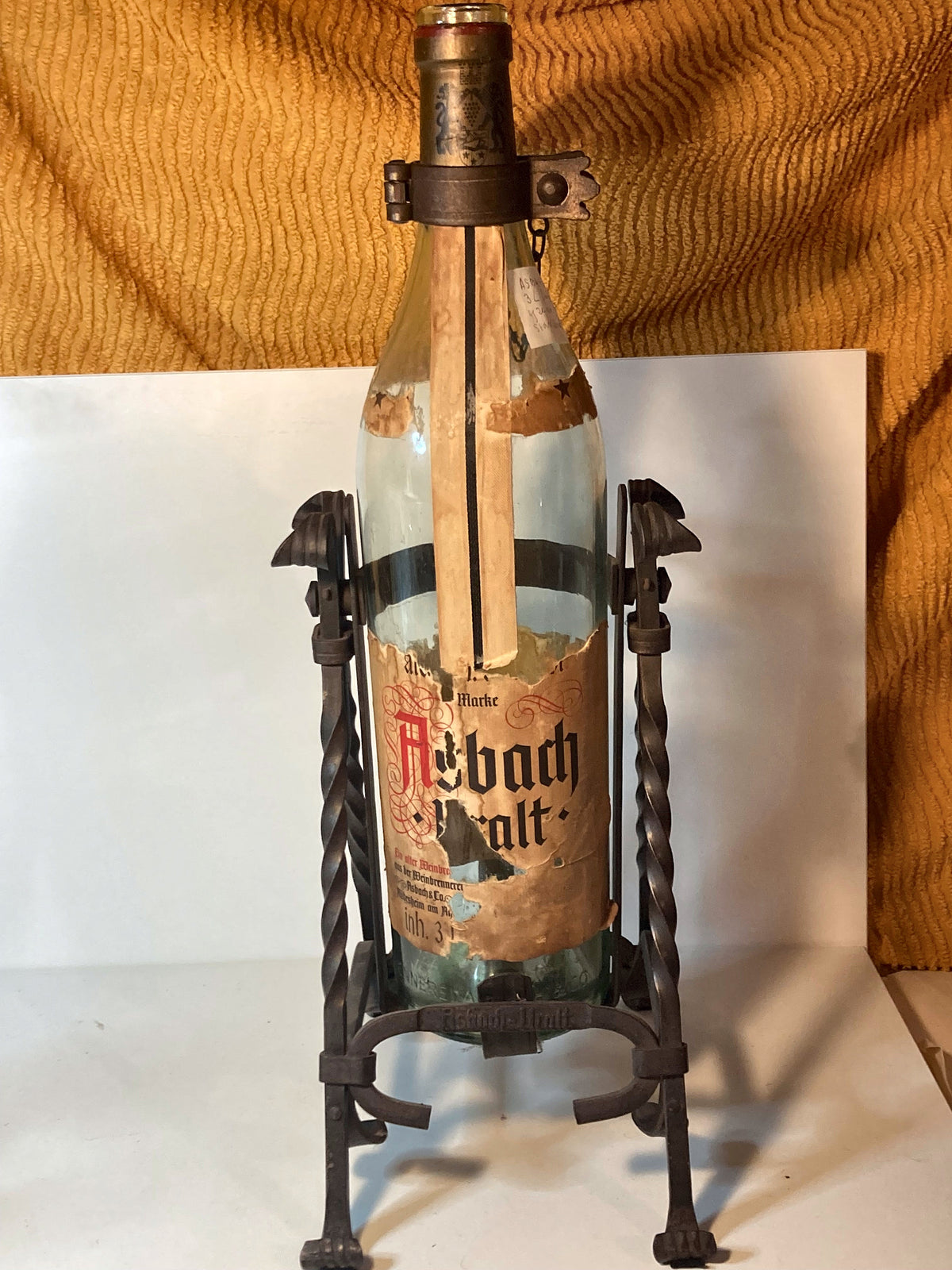Asbach Uralt 3 liter schenkfles in smeedijzeren kiepstandaard – foto 1 van 4
