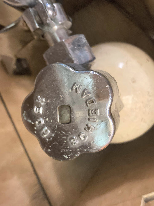 Antieke zuurstofinhalator van Oxygeen Schiedam in houten transportkist – foto 2 van 5