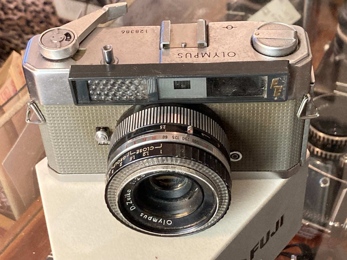 Bovenaanzicht Olympus Auto-Eye II EE met filmtransport en lensinstellingen