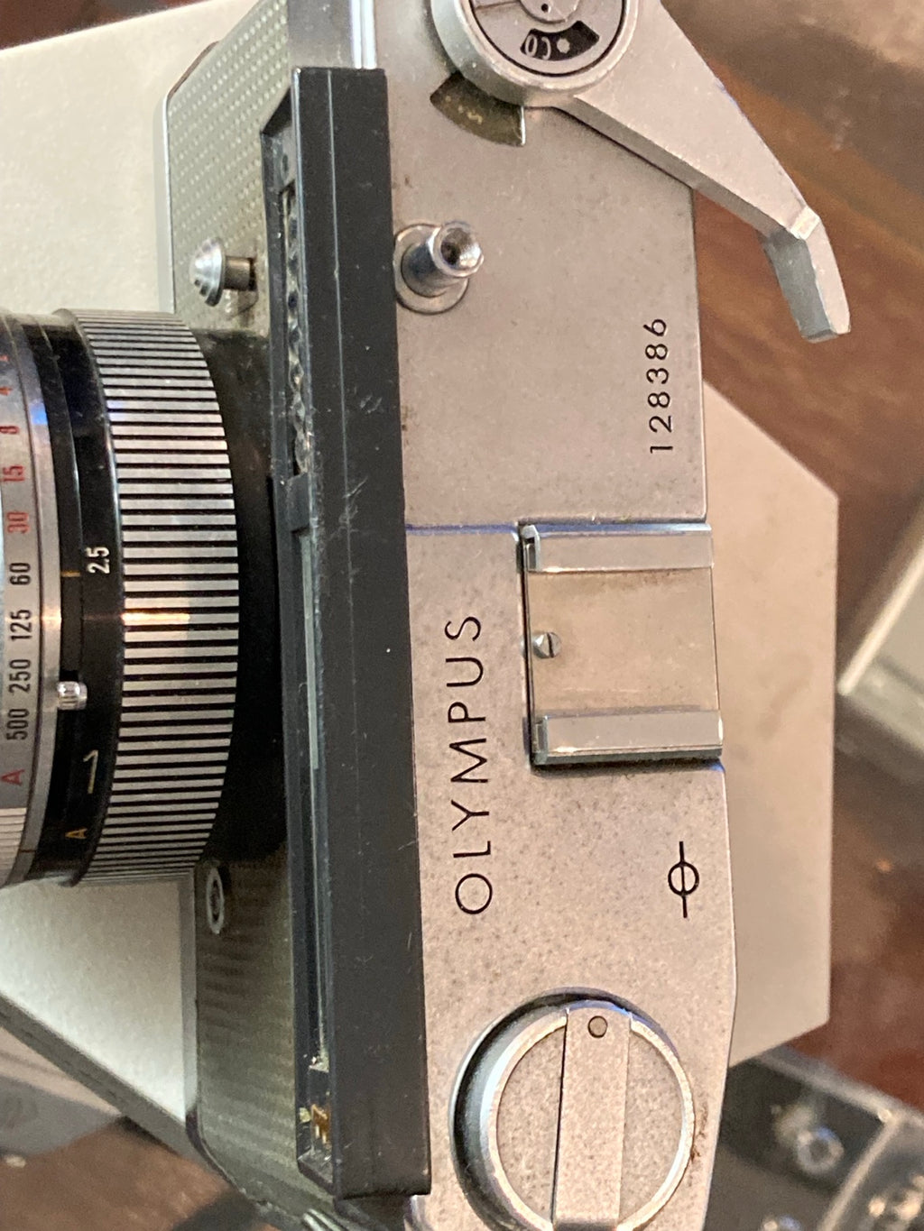 Detail van de bediening en serienummer van Olympus Auto-Eye II EE