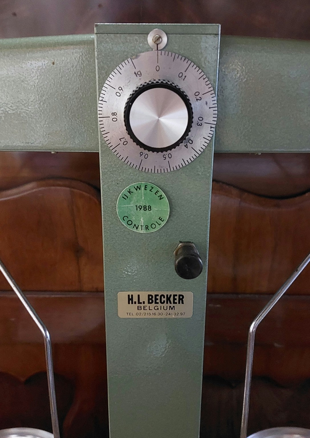 Draaiknop en H.L. Becker merklabel
