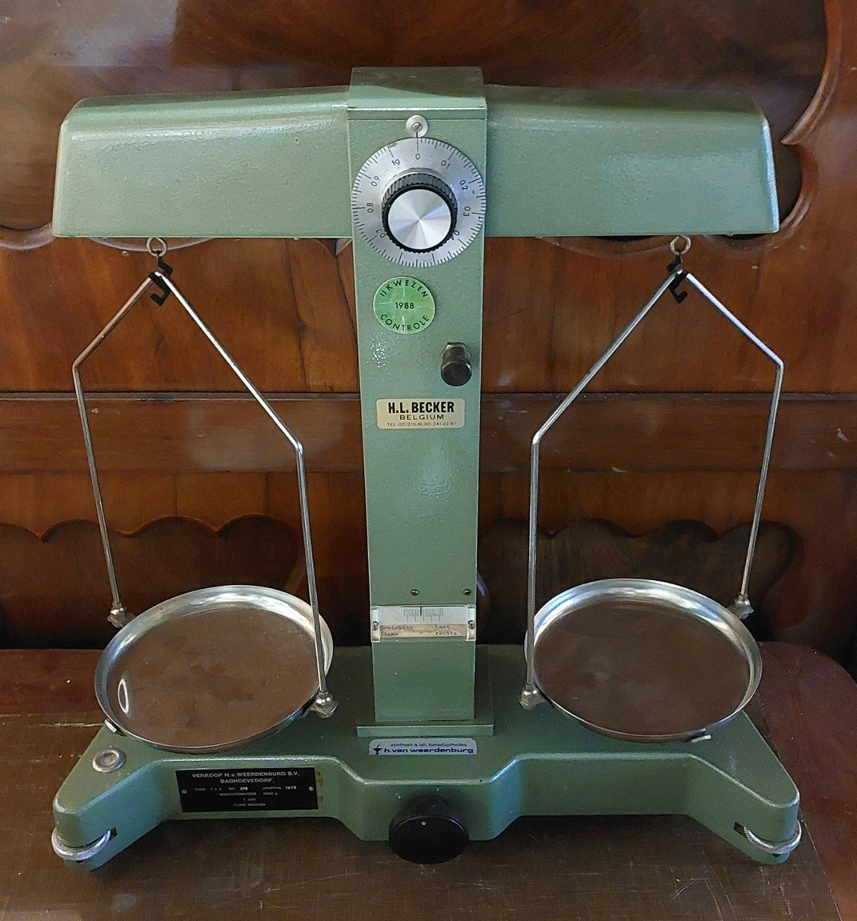H.L. Becker TCA precisiebalans uit 1975 met twee weegschalen