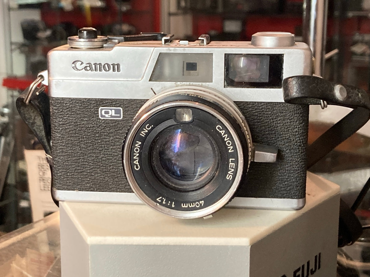 Voorzijde van de Canon Canonet QL17 met 40mm f/1.7-objectief
