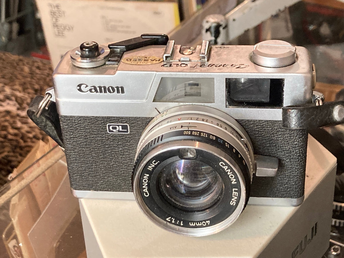Schuin aanzicht van de Canonet QL17