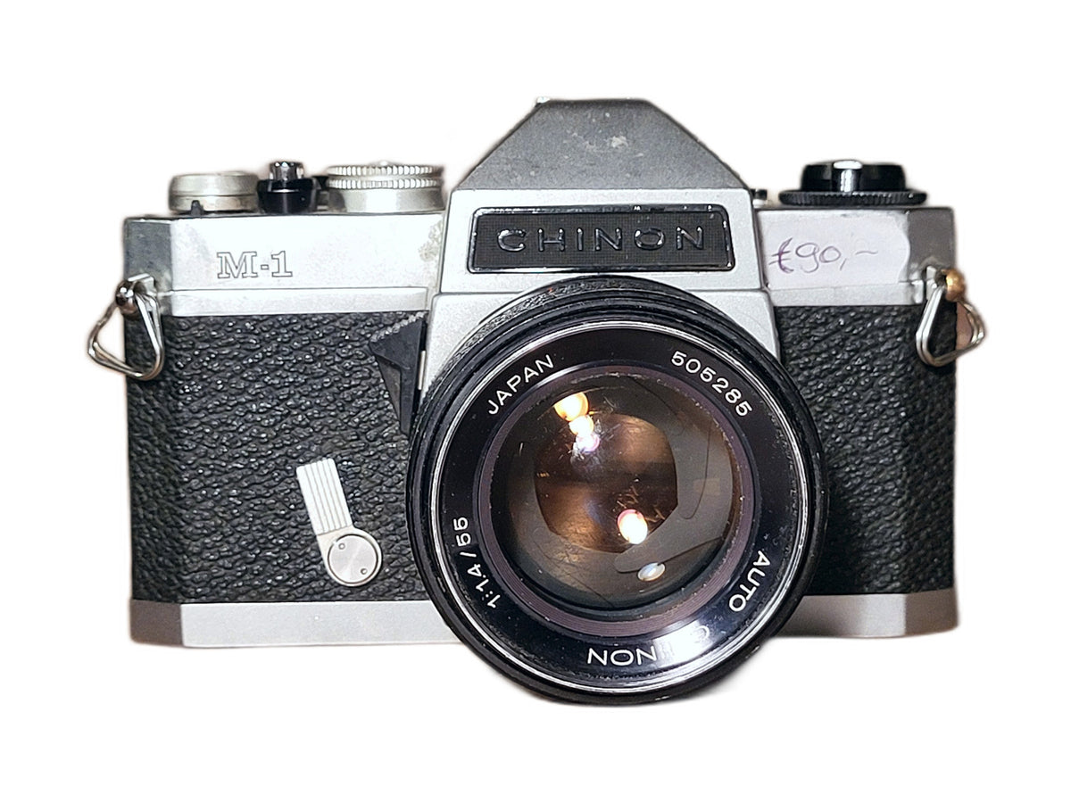 Chinon M-1 35mm spiegelreflexcamera met Auto Chinon 55mm f/1.4 lens – vintage analoge camera bij De Majum Rotterdam