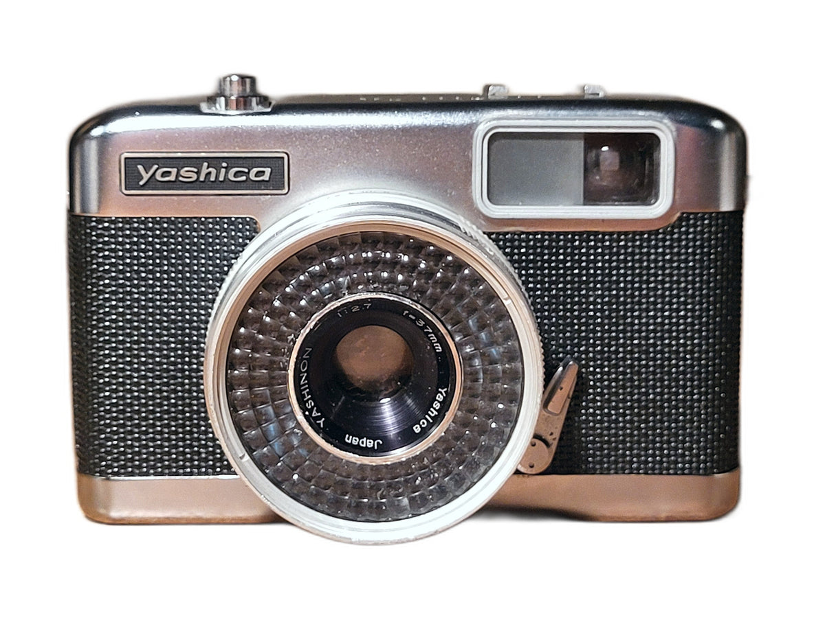 Yashica EZ-Matic 35mm compactcamera met Yashinon 37mm f/2.7 – vintage analoge camera bij De Majum Rotterdam