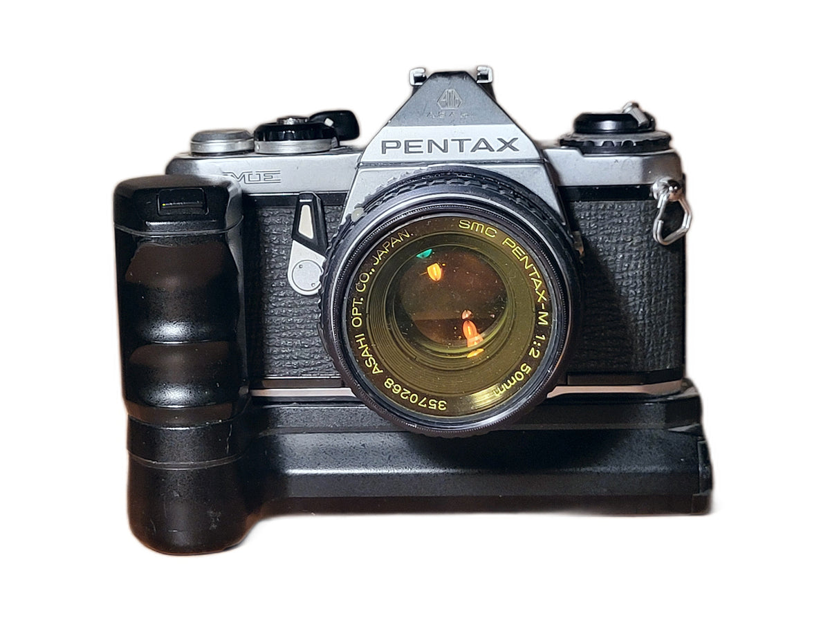 Pentax ME 35mm analoge spiegelreflexcamera met SMC Pentax-M 2/50mm lens en winder – vintage analoge camera bij De Majum Rotterdam