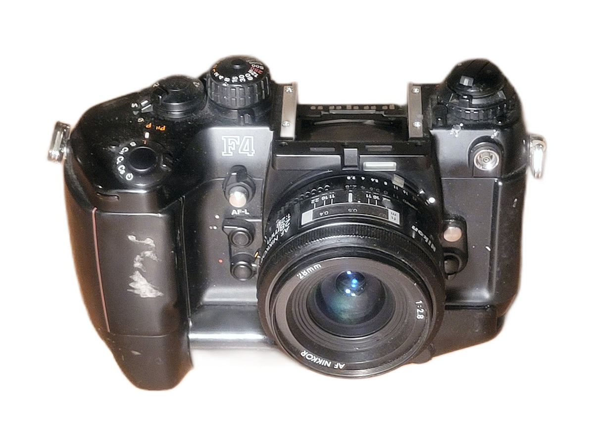 Professionele Nikon F4 35mm autofocus spiegelreflexcamera met AF Nikkor 28mm f/2.8 groothoeklens. – foto 2