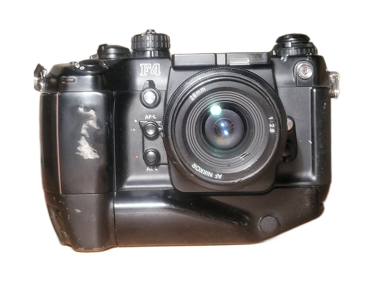 Professionele Nikon F4 35mm autofocus spiegelreflexcamera met AF Nikkor 28mm f/2.8 groothoeklens. – foto 1