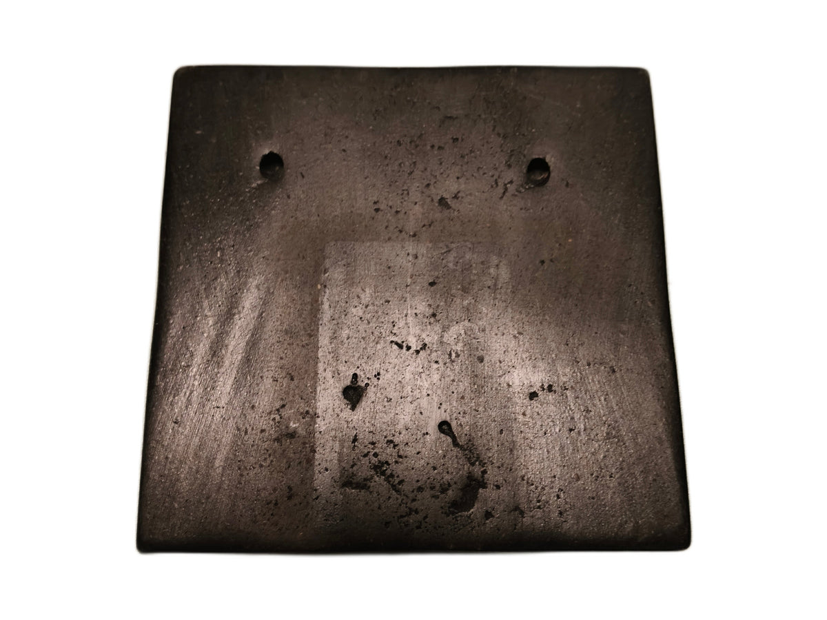Handgesneden houten krijgerreliëf 13 × 13 cm – aanvullende productfoto 2
