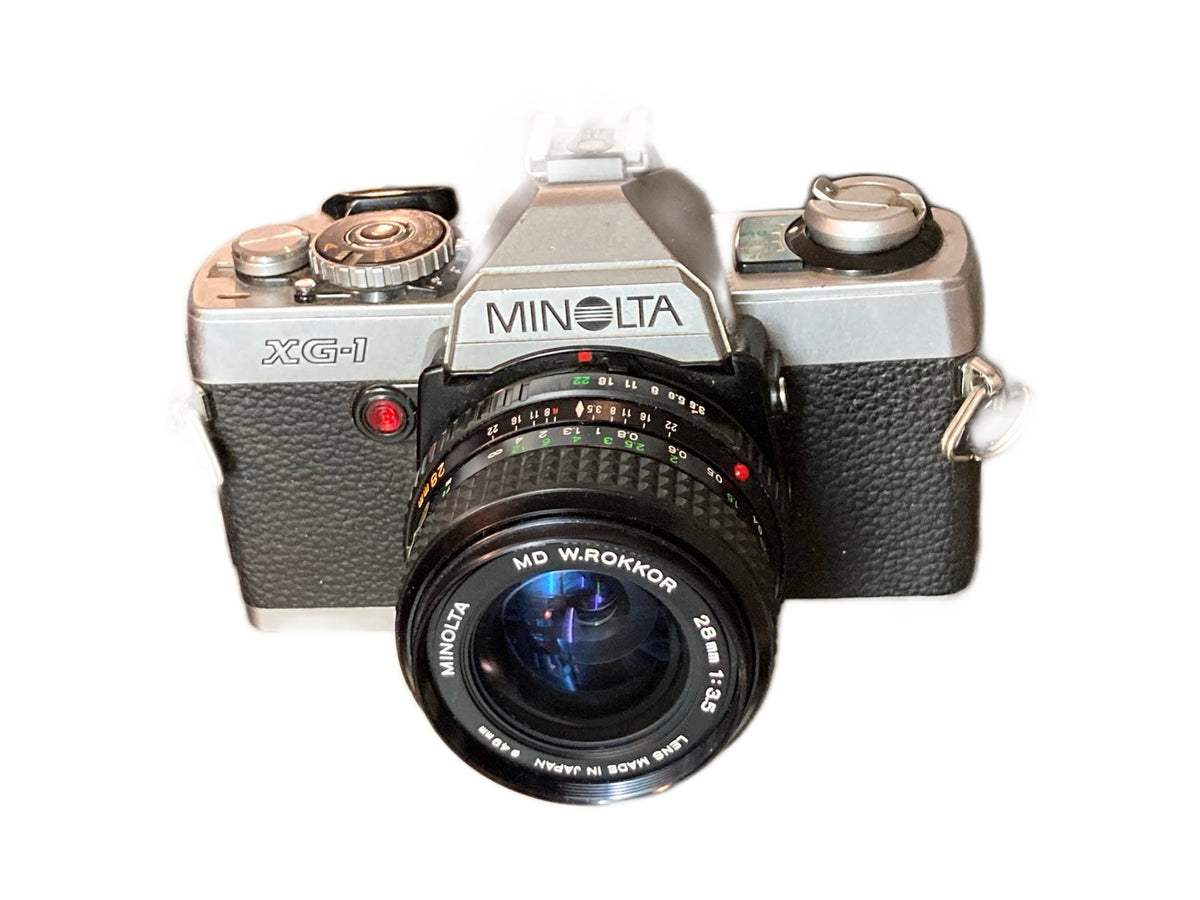 Schuin vooraanzicht van de Minolta XG-1 met 28mm-objectief