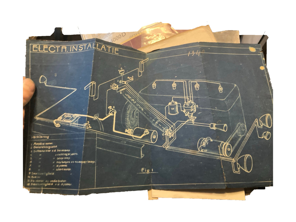 Uitgevouwen technische blauwdruk uit het lot, rechtop gefotografeerd