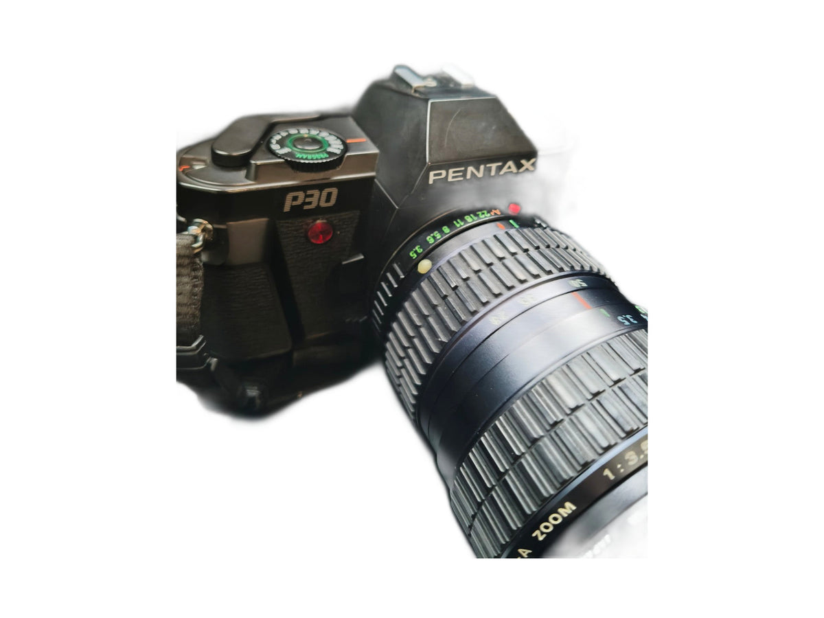 Pentax P30 – detail van camera en zoomlens