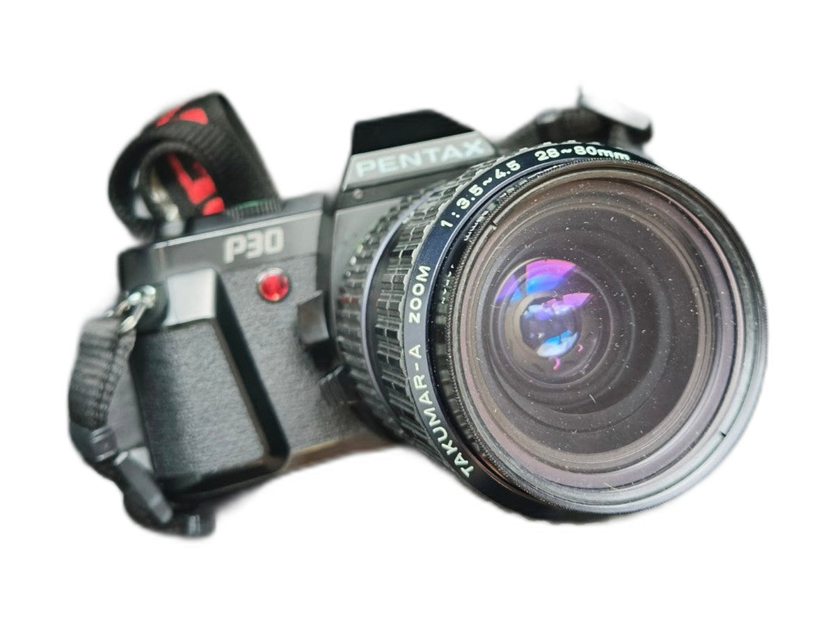 Pentax P30 met lens en draagriem