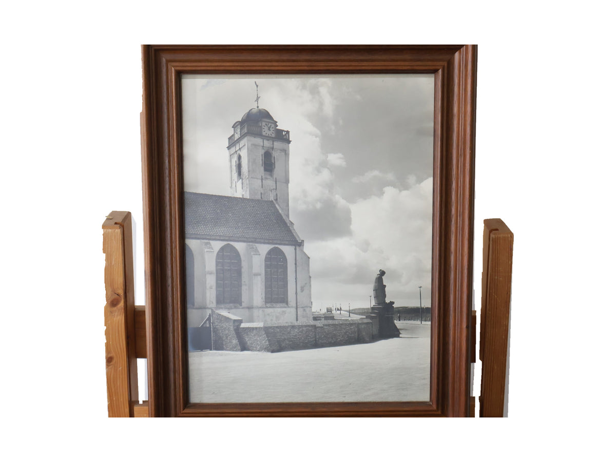 Ingelijste zwart-witfoto van kerk en standbeeld