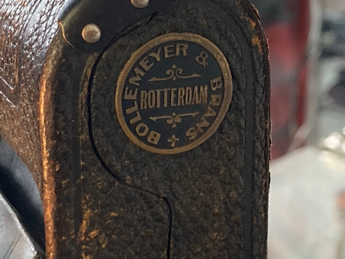 Historisch Rotterdams dealerlabel op Ernemann camera