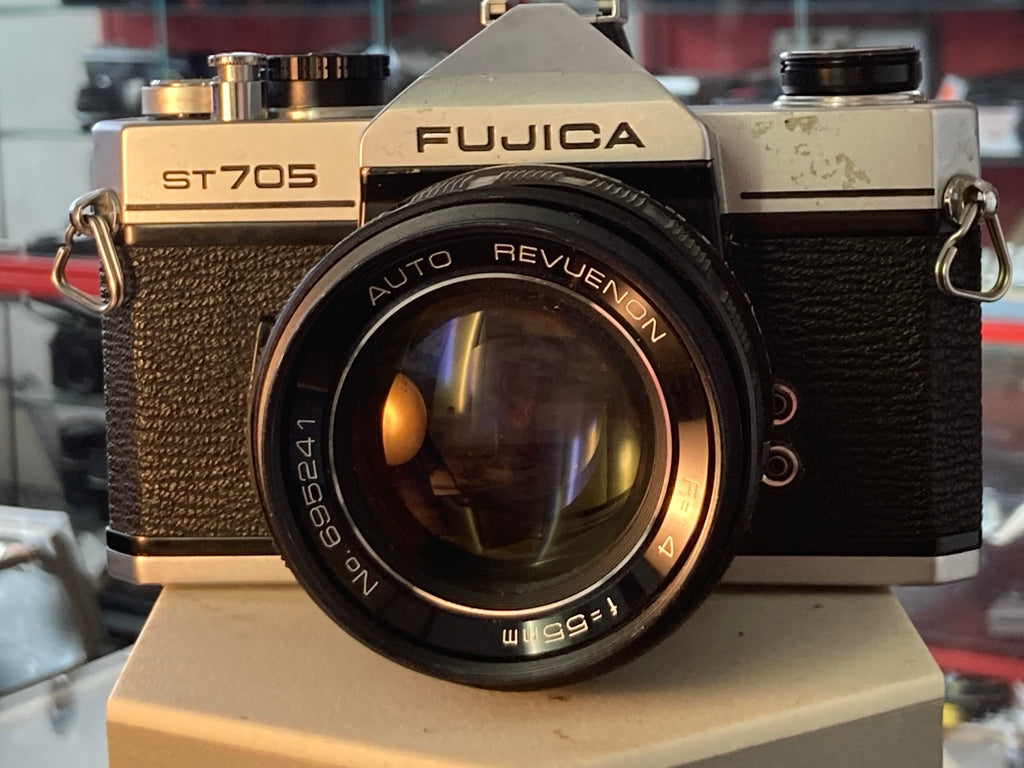 Fujica ST-705 met Auto Revuenon 55mm f/1.4, vooraanzicht