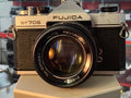 Fujica ST-705 met Auto Revuenon 55mm f/1.4, vooraanzicht