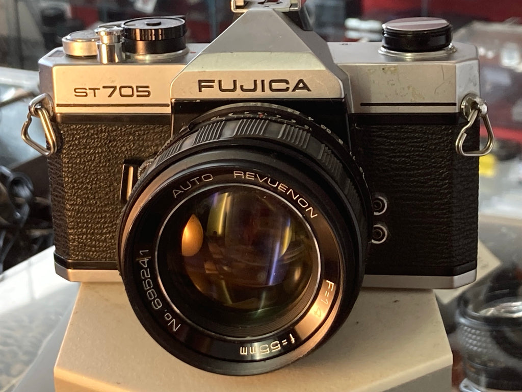 Fujica ST-705 met Auto Revuenon 55mm f/1.4, vooraanzicht